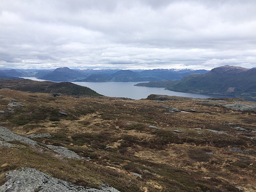 Fra Skrubburdnuten mot Vindafjorden. De dominerende toppene er Lysenuten og Grytenuten