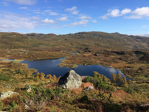 Fra oppstigninga til 1122-toppen mot Kvævetjørna (Storetjørna), Råsanuten og Råsehallet