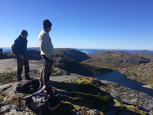 På høgaste toppen, Nordvest for Krokavassnuten mot bl.a. Vindafjorden, Istjørna og Trollabotnnuten