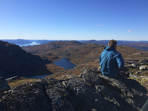 Fra Trollabotnnuten mot Vindafjorden, Damsvatnet og ruta vidare over Horganuten