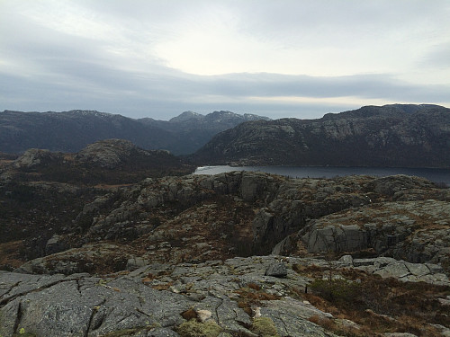 Frå Kjeatofjellet mot Svortingsvatnet, Haråsen og Revafjellet, med Reinaknuten og Ternefjellet bakerst