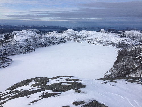 Svortingsvatnet frå hovudtoppen, med Kjeatofjellet, Homsknuten og Førlandsåsen (langt bak) som dominerande toppar