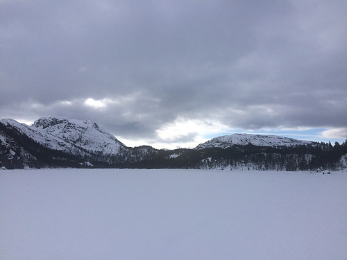 Eit stykke sør på Longavatnet med utsikt mot Steinfjellet og Bratteliknuten. Svartavatnet ligg oppe til høgre for sistnevnte