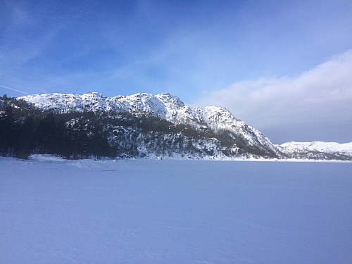 Sør på Longavatnet mot Liaknuten