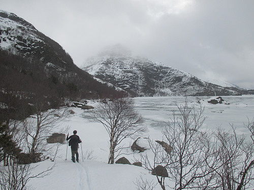 På neset i Svortingsvatnet mot Naganibba. Det er svært vått på vatnet