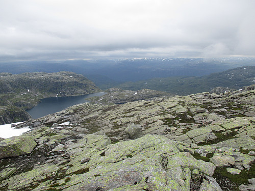 Utsikt fra toppryggen mot Øyvatnet og Hamrabø