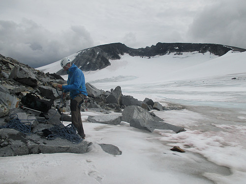 Etter Nordre Styggehøbretind og klar for innbinding i taulag over den våte Styggehøbreen. Eggen mellom SA og SV Styggehøbretind dominerer bak