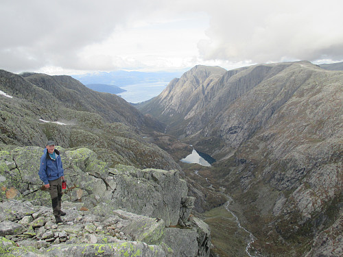 Fra oppstigningen til Blåhatten med utsikt ut Ænesdalen. På høyre side sees Gygrastolen og Lægdakruna med Kråkenibba som høyeste punkt