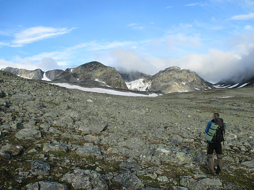 Innerst i Trollsteinkvelven med dagens turmål på rekke og rad. Vi ser Grotbrehesten fremst med Trollsteineggen, Trollstein-rundhø og Svartholshø bak