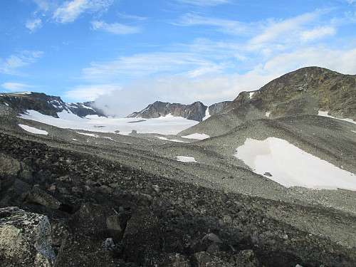 Grotbreen har herjet kraftig og trekt seg langt tilbake. Vi ser Glittertinden dekt av skyer, Trollsteineggen og Grotbrehesten