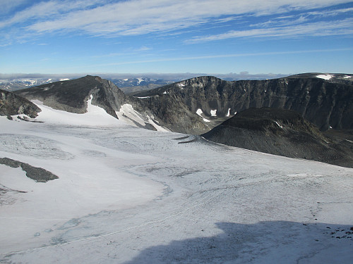 Utsikt mot Austre Grotbreen og flere av gårsdagens topper; Trollstein-rundhø, Svartholshø og Gråhø (som nesten går i ett), og med Grotbrehesten fremst