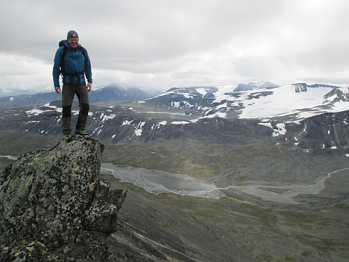 Kameraten tøffer seg på Ryggehø, med utsikt bl.a. til Veo sin imponerende grusvifte og Styggehøbreen