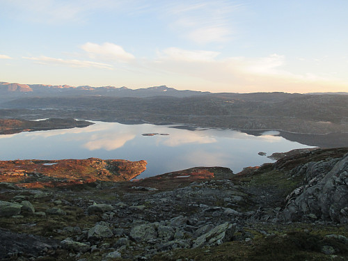 Morgenstemning over breddfullt Kjelavatn, med Vesle Nup i horisonten