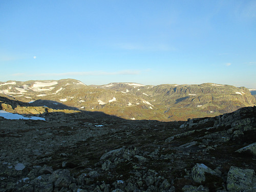 Fra oppunder Kjelatind mot Lisledalen flankert av Rogalands to høyeste, Vassdalseggen og Kistenuten