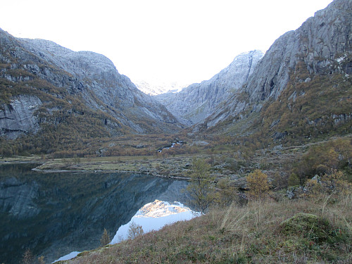 Ved Vatnastølsvatnet, ennå gjenstår nesten 2 ½ timers tur gjennom Ænesdalen