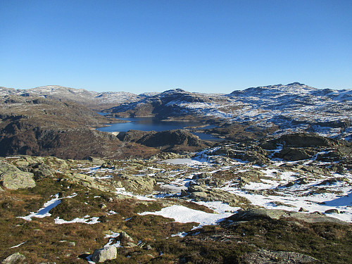 Fra oppunder Fjetlandsnuten med tilbakeblikk mot Votna med de to dammene. Vi ser bl.a. Gluggvardnuten og Høghellernuten til høyre