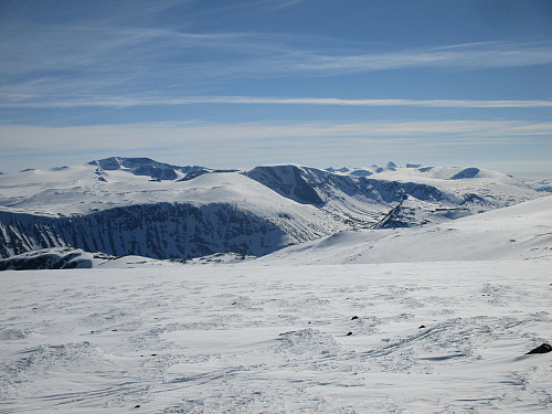 Fra Kvitingskjølen mot bl.a. Glittertind og Trollsteinhøene til venstre samt Finnshalspiggen og Galdhøpiggmassivet til høyre