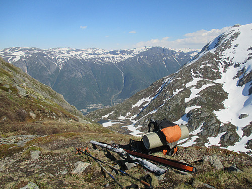 I det øvre Tokheimsskardet med utsikt helt ned til Sørfjorden