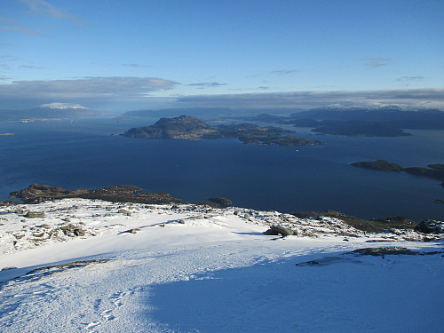 Fra toppområdet mot Sunnhordlandbassenget, med bl.a. Borgundøy og Halsnøy