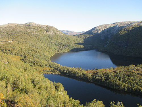 Frå oppstigninga mot Husafjellet med utsikt mot Midtvatnet, Klomravatnet og Godlifjellet til venstre