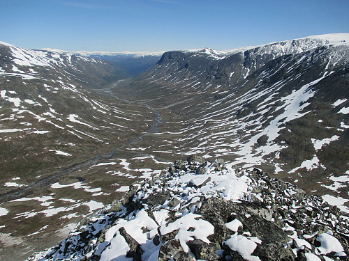 Et stykke i oppstigningen langs nordryggen, med tilbakeblikk mot Visdalen