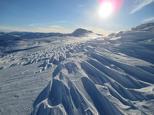 Vakkert vindmønster i snøen, som kalles "båreskjelta" i Ryfylke. "Sukkertoppen" på Staurskarsnibbene sees bak