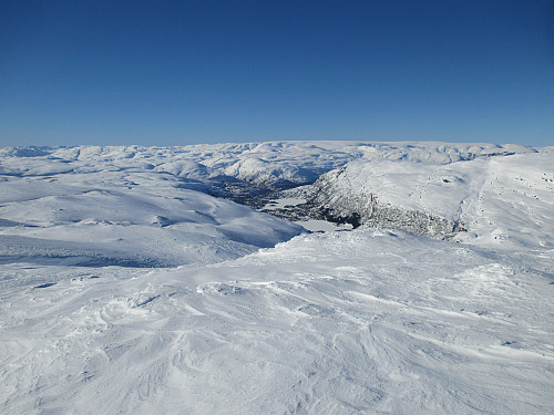 Fra Setenuten mot Løyningsdalen med Løyningsvatnet og Nyastølsvatnet. Bak ruver Folgefonna mot horisonten