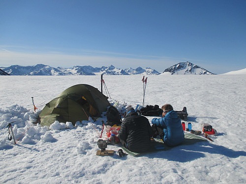 Frokost på toppen av breen med panorama mot Gjendealpene. Hinnåtefjellet, dagens første mål, sees til høyre