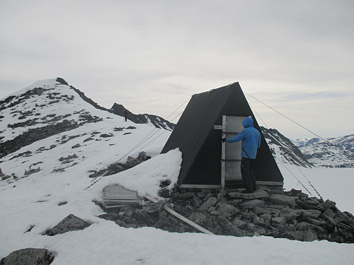 Ved NVE-hytta med kort veg til toppen av Søre Hellstugubrehesten (bakenfor)