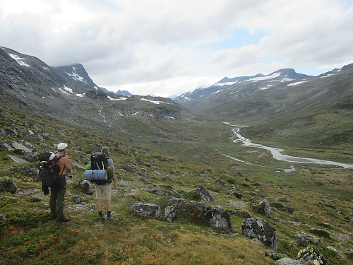 Første synet av vakre Leirungsdalen, med Munken, Austre Leirungstind og Tjørnholsoksla som dominerende topper