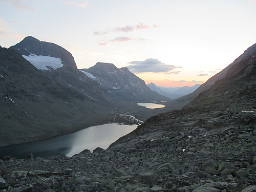 På Svartdalsbandet mot noen av morgendagens topper vest for Svartdalen, nemlig Mesmogtind og Svartdalspiggane