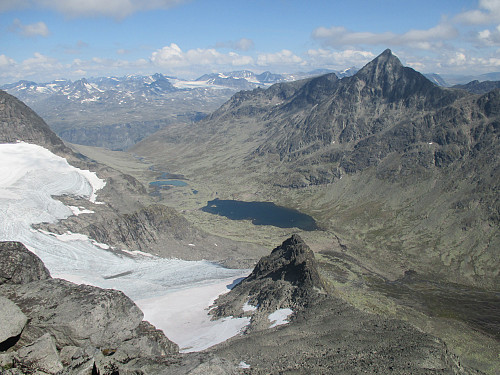 Fra Kvitskardtind mot Svartdalen og brebassenget vi kom opp. Store Knutsholstind dominerer omgivelsene