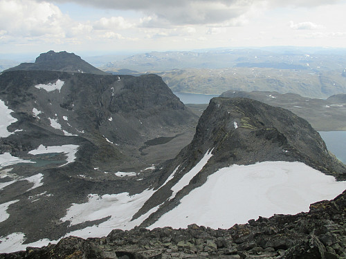 Fra oppunder Langedalstind mot bassenget i sørvest. Vi ser bl.a. Torfinnstindane, Kvitskardoksla og den sørlige utløperen av Langedalstind