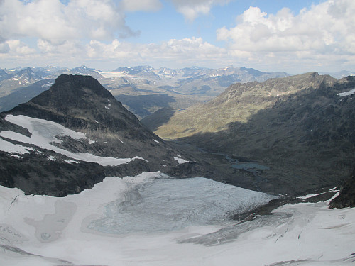 Fra Langedalstind mot Store Svartdalspiggen og den ennå så mektige Svartdalsbreen. I sine velmaktsdager gikk den helt ned i Svartdalen hvor endemorenen nå demmer opp tjørna nederst i bildet