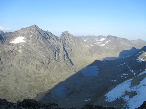 Vi er på Nordre Svartdalspiggen når sola går ned i Svartdalen. Knutsholstindane dominerer som alltid