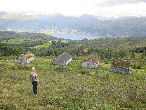 På Indre Sølvbergsteilen, med Inntun-selet til høgre og Isake-selet til venstre. Utvik er på andre sida av fjorden