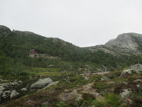 Nagahytta ved Litle Nagatjødna med Krossfjellet bak til høgre