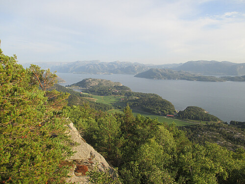 Utsikt mot Nordland, Lerangsvågen og Høgsfjorden med Ådnøya