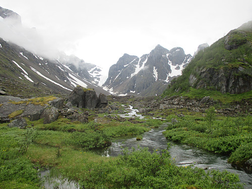 Sørfjorddalen med bretunga som har trekt seg kraftig tilbake de senere årene