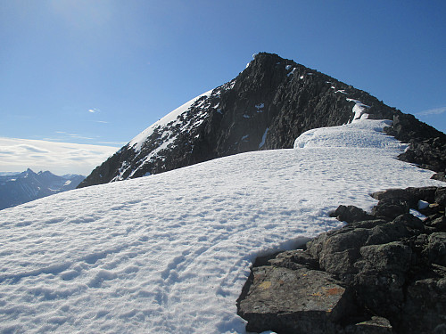 Det er fortsatt snøskavler og vinterlig på nord- og østsiden av toppen