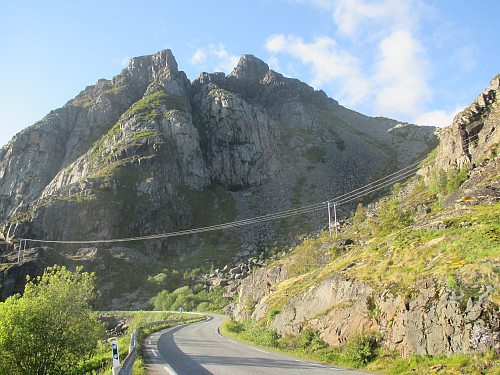 Festvågtinden til høyre, sett nedenfra
