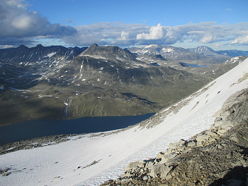 Fra oppunder toppen mot Langvatnet og bl.a. Semeltind. Bakerst sees Hellstugutindane, Surtningssua og Besshø