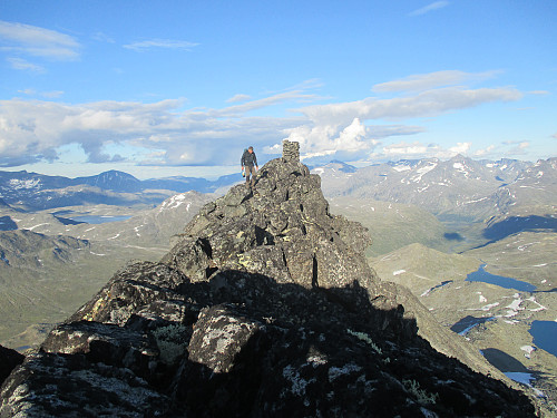 På Skarddalsegga med utsikt i retning Gjende. Besshø, Tjørnholstind og Store Knutsholstind dominerer i bakgrunnen 