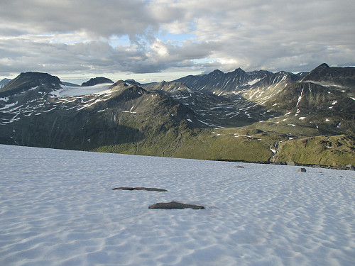 Nedstigning med utsikt nordover mot bl.a. Visbreen og Urdadalen med Hellstugutindane