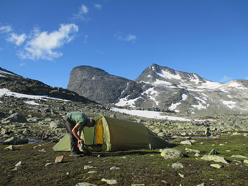 Tidlig leirslagning vest for Rauddalsegga, med Olavsbunuten og Mjølkedalstind bak