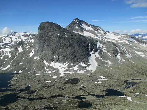 I oppstigningen mot Rauddalsegga med utsikt mot Olavsbunuten og Mjølkedalstind. Hyttene på Olavsbu sees nede til høyre