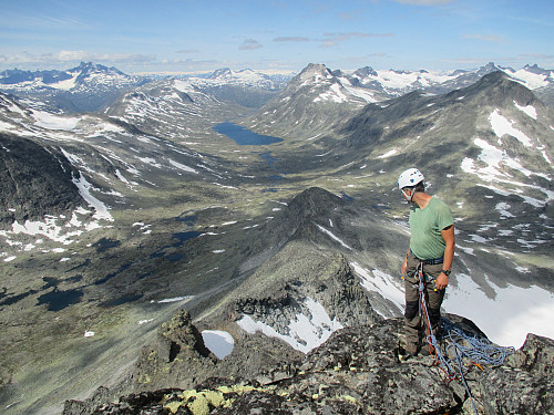 Klatring opp vesteggen på Store Rauddalsegga med tilbakeblikk over Rauddalen. Vi ser halve Vest-Jotunheimen med bl.a. Hurrungane, Fannaråken og Store Rauddalstind bakerst