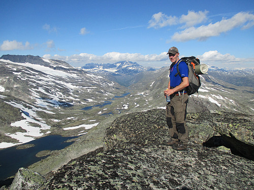 I oppstigningen mot Mjølkedalstind mot Skogadalen og Saga helt til venstre