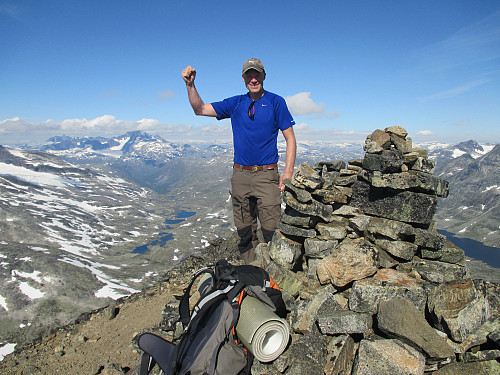 Storfornøyd på Mjølkedalstind og 2000m pf≥30m nr. 100 i Jotunheimen. Hurrungane dominerer bak Skogadalen