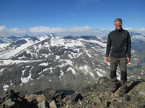 På Mjølkedalstind med utsikt mot Langeskavltind, Uranostind, Mjølkedalspiggen og Saga